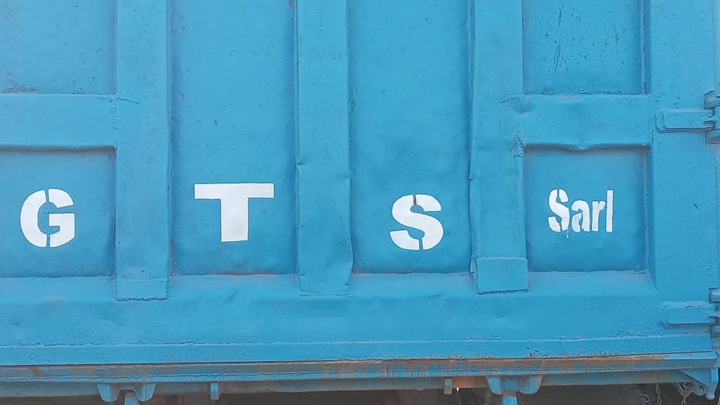 Benne de camion marquée G.T.S Sarl