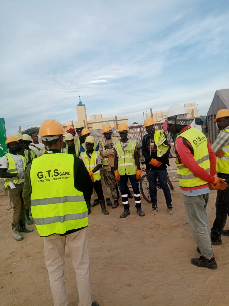 Équipe G.T.S Sarl pendant un briefing de chantier
